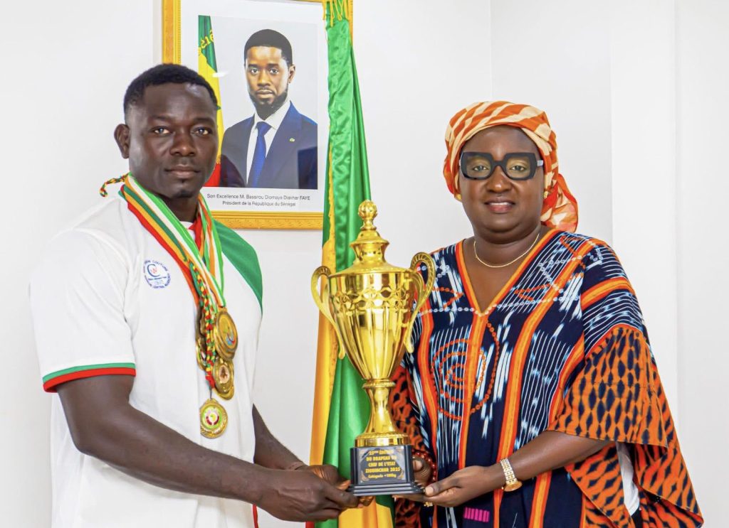 Lutte : Vainqueur du drapeau du chef de l’Etat 2025, le lutteur « Sélé Mélé » reçu par Madame le ministre des Sports - wiwsport Lutte : Vainqueur du drapeau du chef de l’Etat 2025, le lutteur « Sélé Mélé » reçu par Madame le ministre des Sports - wiwsport