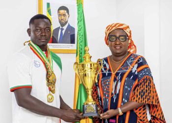 Lutte : Vainqueur du drapeau du chef de l’Etat 2025, le lutteur « Sélé Mélé » reçu par Madame le ministre des Sports - wiwsport