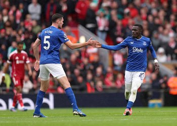 LIVERPOOL, ENGLAND - SEPTEMBER 20: Idrissa Gana Gueye of Everton celebrates scoring his team's first goal with teammate Michael Keane during the Premier League match between Liverpool and Everton at Anfield on September 20, 2025 in Liverpool, England. (Photo by Carl Recine/Getty Images)
