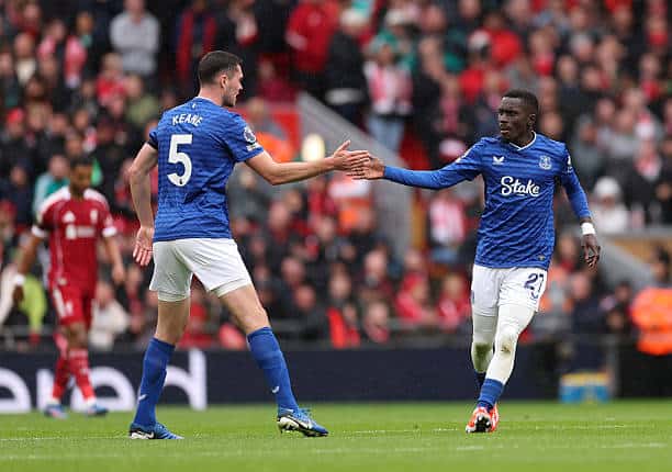 Premier League : En vidéo le superbe but d’Idrissa Gueye dans le derby Liverpool - Everton sur une passe décisive d’Iliman Ndiaye - wiwsport LIVERPOOL, ENGLAND - SEPTEMBER 20: Idrissa Gana Gueye of Everton celebrates scoring his team's first goal with teammate Michael Keane during the Premier League match between Liverpool and Everton at Anfield on September 20, 2025 in Liverpool, England. (Photo by Carl Recine/Getty Images)
