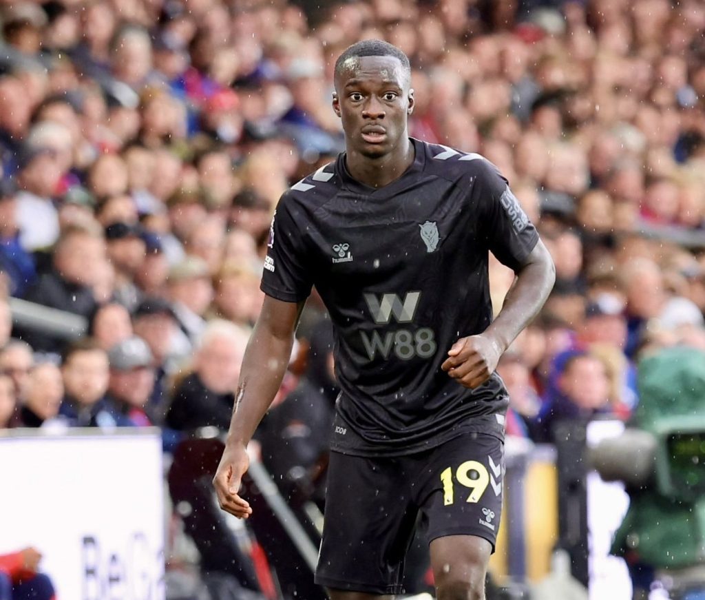 Sunderland : Habib Diarra victime d’une blessure musculaire et forfait contre Aston Villa - wiwsport Sunderland : Habib Diarra victime d’une blessure musculaire et forfait contre Aston Villa - wiwsport