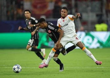 FRANKFURT AM MAIN, GERMANY - SEPTEMBER 18: Ismail Jakobs of Galatasaray A.S. clashes with Ansgar Knauff of Eintracht Frankfurt during the UEFA Champions League 2025/26 League Phase MD1 match between Eintracht Frankfurt and Galatasaray A.S. at Frankfurt Stadion on September 18, 2025 in Frankfurt am Main, Germany. (Photo by Alex Grimm/Getty Images)