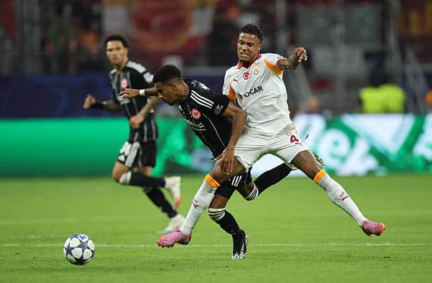 Ligue des champions - Galatasaray et Jakobs se noient à Francfort (1-5) - wiwsport FRANKFURT AM MAIN, GERMANY - SEPTEMBER 18: Ismail Jakobs of Galatasaray A.S. clashes with Ansgar Knauff of Eintracht Frankfurt during the UEFA Champions League 2025/26 League Phase MD1 match between Eintracht Frankfurt and Galatasaray A.S. at Frankfurt Stadion on September 18, 2025 in Frankfurt am Main, Germany. (Photo by Alex Grimm/Getty Images)