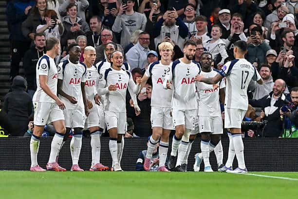 Ligue des Champions - Tottenham de Pape Matar Sarr assure le minimum face au Villarreal (1-0) - wiwsport London, United Kingdom - September 16: The Tottenham Hotspur players celebrate after scoring the 1-0 goal during the UEFA Champions League 2025/26 League Phase MD1 match between Tottenham Hotspur and Villarreal CF at Tottenham Hotspur Stadium on September 16, 2025 in London, England. (Photo by Vince Mignott/DeFodi Images/DeFodi via Getty Images)