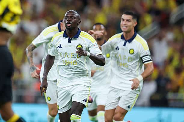 Saudi Pro League : Sadio Mané ouvre le score et fait une offrande à CR7 ! (vidéo) - wiwsport JEDDAH, SAUDI ARABIA - SEPTEMBER 26: Sadio Mane of Al Nassr celebrates after scoring the 1st goal during the Saudi Pro League match between Al Ittihad and Al Nassr at King Abdullah Sports City on September 26, 2025 in Jeddah, Saudi Arabia. (Photo by Yasser Bakhsh/Getty Images)