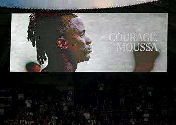 ANDERLECHT, BELGIUM - AUGUST 21 : Supporters of RSC Anderlecht honouring the deceased brother of Ndiaye Moussa defender of RSC Anderlecht during the UEFA Conference League 2025/26 play-off round first leg between RSC Anderlecht and AEK Athens on August 21, 2025 in Anderlecht, Belgium, 21/08/2025 ( Photo by Nico Vereecken / PhotoNews via Getty Images)