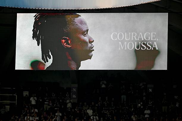 Anderlecht - Moussa Ndiaye se confie sur le décès tragique de son frère, Alpha : "C'est surréaliste qu'il soit parti" - wiwsport ANDERLECHT, BELGIUM - AUGUST 21 : Supporters of RSC Anderlecht honouring the deceased brother of Ndiaye Moussa defender of RSC Anderlecht during the UEFA Conference League 2025/26 play-off round first leg between RSC Anderlecht and AEK Athens on August 21, 2025 in Anderlecht, Belgium, 21/08/2025 ( Photo by Nico Vereecken / PhotoNews via Getty Images)