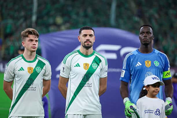 Arabie Saoudite - Kings Cup : Avec Edouard Mendy, Al Ahli domine Al Baten (3-0) - wiwsport JEDDAH, SAUDI ARABIA - OCTOBER 20: Players of Al Ahli looks on prior to the AFC Champions League Elite match between Al Ahli and Al Gharafa at King Abdullah Sport City Stadium on October 20, 2025 in Jeddah, Saudi Arabia. (Photo by Yasser Bakhsh/Getty Images)