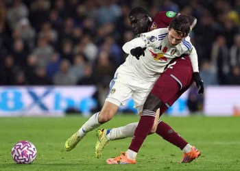 LEEDS, ENGLAND - OCTOBER 24: Brenden Aaronson of Leeds United is challenged by El Hadji Malick Diouf of West Ham United during the Premier League match between Leeds United and West Ham United at Elland Road on October 24, 2025 in Leeds, England. (Photo by West Ham United FC/West Ham United FC via Getty Images)