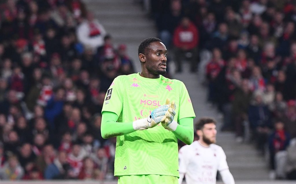 FC Metz : La première très compliquée en Ligue 1 pour Pape Mamadou Sy, victime d'une commotion et sorti sur civière contre Lille - wiwsport
