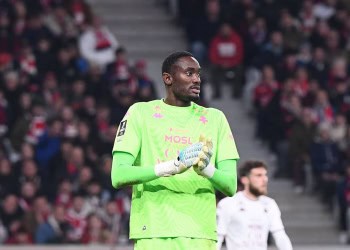 FC Metz : La première très compliquée en Ligue 1 pour Pape Mamadou Sy, victime d'une commotion et sorti sur civière contre Lille - wiwsport