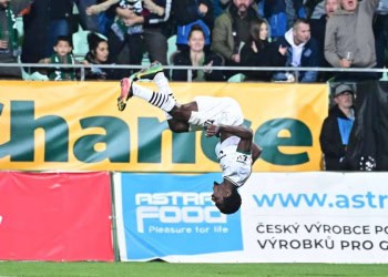 Abdallah Gning (Karviná) célébrant, d'un salto, son sixième but de la saison en Championnat, où l'attaquant sénégalais de 27 ans compte également deux passes décisives