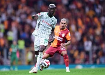 ISTANBUL, TURKIYE - SEPTEMBER 22: Galatasaray's Lucas Torreira (R) competes against TUMOSAN Konyaspor's Alassane Ndao (18) during the Trendyol Super Lig week 6 match between Galatasaray and TUMOSAN Konyaspor at RAMS Park in Istanbul, Turkiye, on September 22, 2025. (Photo by Abdulhamid Hosbas/Anadolu via Getty Images)