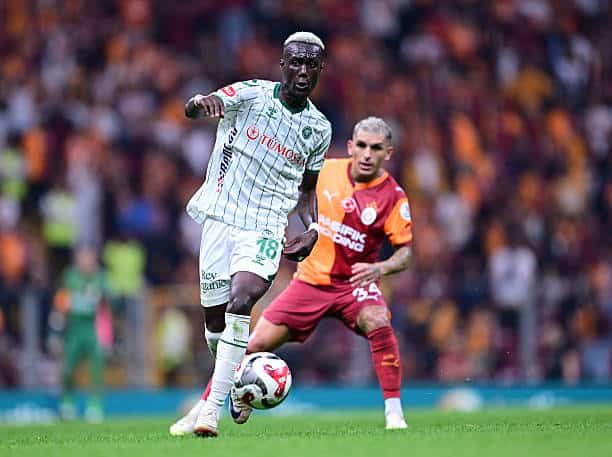 Turquie : Alassane Ndao suspendu un an pour "activités de Paris Sportifs" - wiwsport ISTANBUL, TURKIYE - SEPTEMBER 22: Galatasaray's Lucas Torreira (R) competes against TUMOSAN Konyaspor's Alassane Ndao (18) during the Trendyol Super Lig week 6 match between Galatasaray and TUMOSAN Konyaspor at RAMS Park in Istanbul, Turkiye, on September 22, 2025. (Photo by Abdulhamid Hosbas/Anadolu via Getty Images)