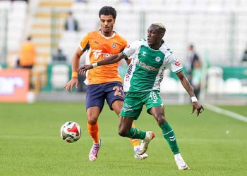KONYA, TURKIYE - SEPTEMBER 28: TUMOSAN Konyaspor's Alassane Ndao (18) competes against Basaksehir's Christopher Operi (21) during the Trendyol Super Lig week 7 match between TUMOSAN Konyaspor and RAMS Basaksehir at Medas Konya Buyuksehir Stadium in Konya, Turkiye, on September 28, 2025. (Photo by Serhat Cetinkaya/Anadolu via Getty Images)