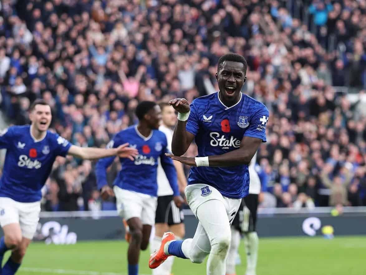 Premier League : Everton renoue avec la victoire contre Fulham avec un but d'Idrissa Gueye - wiwsport Premier League : Everton renoue avec la victoire contre Fulham avec un but d'Idrissa Gueye - wiwsport