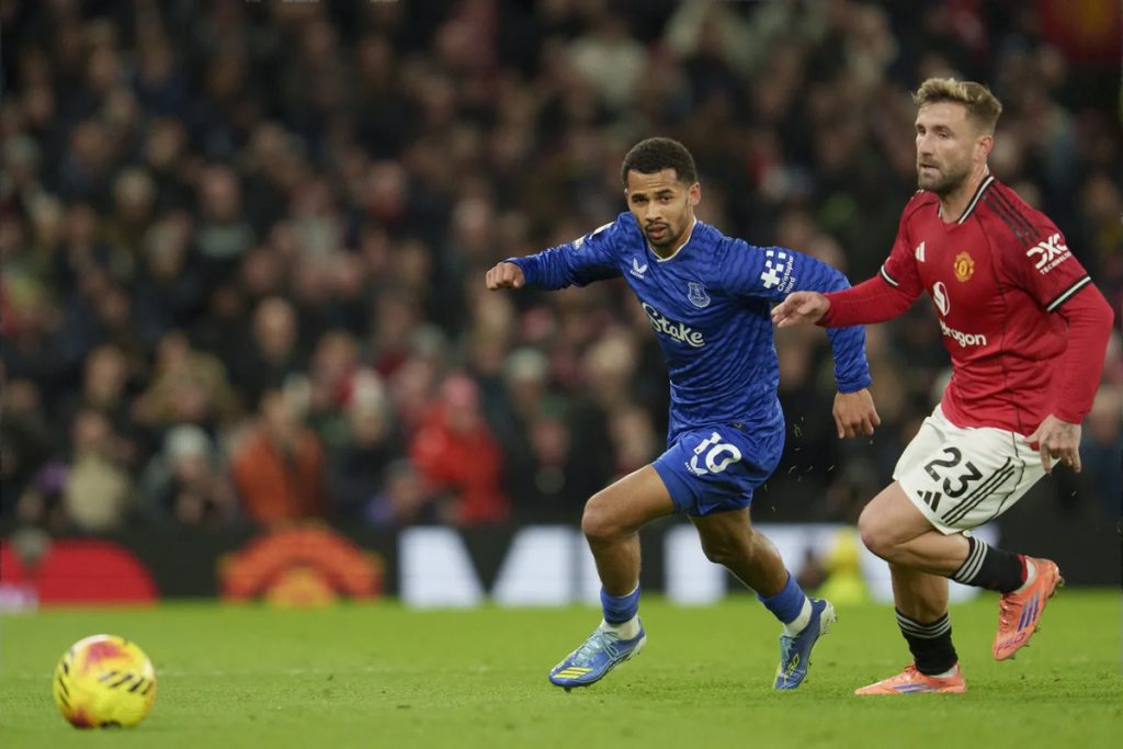 Premier League : Everton s'impose sur la pelouse de Manchester United malgré l'expulsion invraisemblable d'Idrissa Gana Gueye - wiwsport Premier League : Everton s'impose sur la pelouse de Manchester United malgré l'expulsion invraisemblable d'Idrissa Gana Gueye - wiwsport