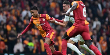 Galatasaray : L’entraîneur Okan Buruk donne des nouvelles d&rsquo;Ismail Jakobs et lance à son tour une pique aux équipes nationales