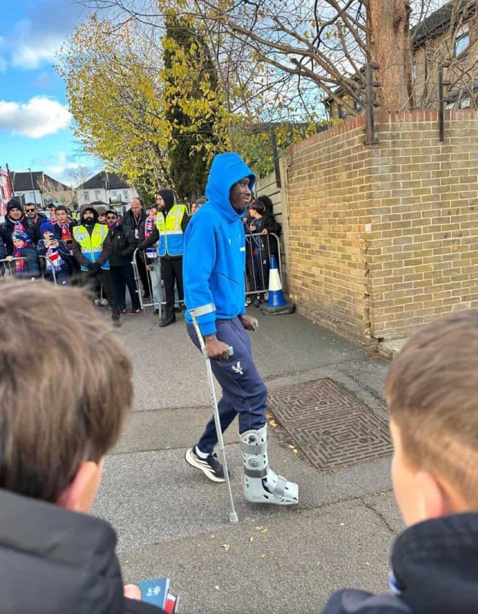 Crystal Palace : Les images inquiétantes d'Ismaïla Sarr, en béquilles et en attelle après sa blessure contre Manchester United - wiwsport