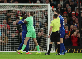 Premier League : L’expulsion de Gana Gueye fait réagir en Angleterre, Gary Neville évoque un rouge « trop léger » - wiwsport
