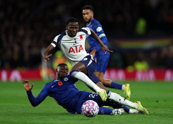 LONDON, ENGLAND - NOVEMBER 01: Pape Sarr of Tottenham Hotspur is tackled by Moises Caicedo of Chelsea during the Premier League match between Tottenham Hotspur and Chelsea at Tottenham Hotspur Stadium on November 01, 2025 in London, England. (Photo by Justin Setterfield/Getty Images)