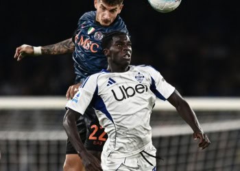 NAPLES, ITALY - NOVEMBER 01: Giovanni Di Lorenzo of Napoli competes for the ball with Assane Diao of Como during the Serie A match between SSC Napoli and Como 1907 at Stadio Diego Armando Maradona on November 01, 2025 in Naples, Italy. (Photo by Image Photo Agency/Getty Images)
