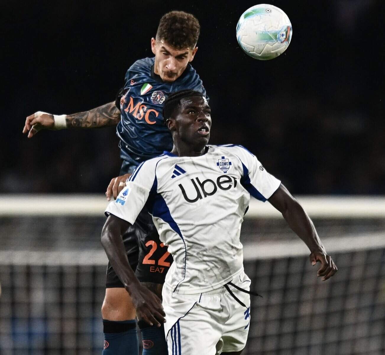 Serie A : Como d’Assane Diao partage les points avec Naples - wiwsport NAPLES, ITALY - NOVEMBER 01: Giovanni Di Lorenzo of Napoli competes for the ball with Assane Diao of Como during the Serie A match between SSC Napoli and Como 1907 at Stadio Diego Armando Maradona on November 01, 2025 in Naples, Italy. (Photo by Image Photo Agency/Getty Images)