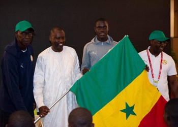 Mondial U17 : Les Lionceaux ont reçu le drapeau national des mains de l’Ambassadeur du Sénégal au Qatar ! - wiwsport