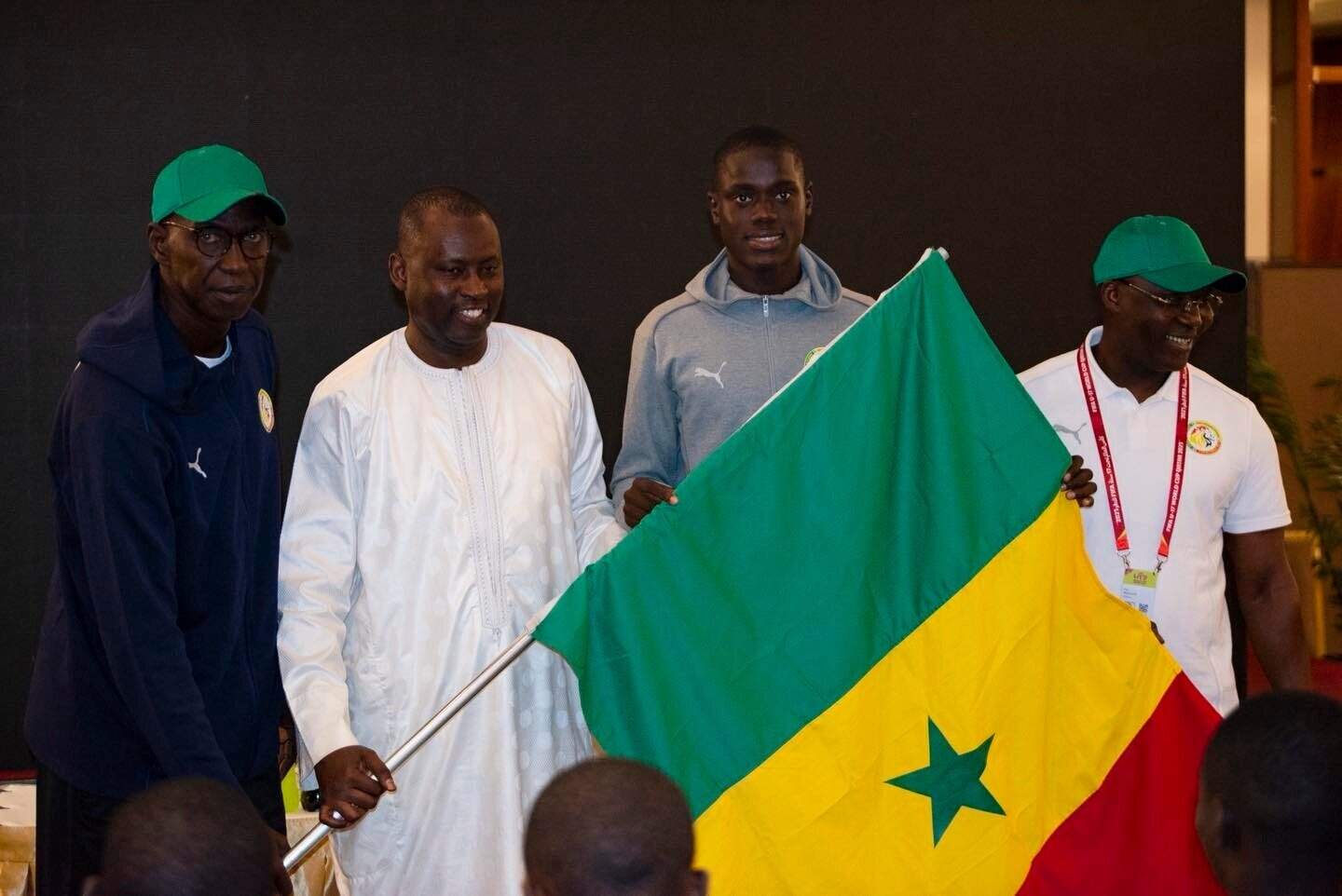 Mondial U17 : Les Lionceaux ont reçu le drapeau national des mains de l’Ambassadeur du Sénégal au Qatar ! - wiwsport Mondial U17 : Les Lionceaux ont reçu le drapeau national des mains de l’Ambassadeur du Sénégal au Qatar ! - wiwsport