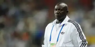 TP Mazembe tenu en échec, les supporters ciblent Lamine Ndiaye qui quitte le stade sous escorte !