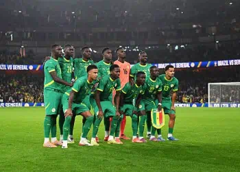 Coupe du monde 2026 : La liste des Lions dévoilée, Bara Sapoko Ndiaye la surprise du chef et plusieurs choix forts - wiwsport LONDON, ENGLAND - NOVEMBER 15: The Senegal team line up for a photo prior to the International Friendly match between Brazil and Senegal at Emirates Stadium on November 15, 2025 in London, England. (Photo by Alex Burstow/Arsenal FC via Getty Images)