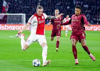 Amsterdam, Netherlands - November 5: Wout Weghorst of AFC Ajax passes the ball under pressure from Ismail Jakobs of Galatasaray during the UEFA Champions League 2025/26 League Phase MD4 match between AFC Ajax and Galatasaray A.S. at Johan Cruijff ArenA on November 5, 2025 in Amsterdam, Netherlands. (Photo by Wart Brinkerhof/Marcel ter Bals/DeFodi Images/DeFodi via Getty Images)