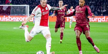Amsterdam, Netherlands - November 5: Wout Weghorst of AFC Ajax passes the ball under pressure from Ismail Jakobs of Galatasaray during the UEFA Champions League 2025/26 League Phase MD4 match between AFC Ajax and Galatasaray A.S. at Johan Cruijff ArenA on November 5, 2025 in Amsterdam, Netherlands. (Photo by Wart Brinkerhof/Marcel ter Bals/DeFodi Images/DeFodi via Getty Images)