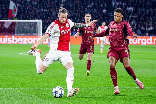 Süper Lig : Ismail Jakobs forfait pour le derby Galatasaray – Fenerbahçe - wiwsport Amsterdam, Netherlands - November 5: Wout Weghorst of AFC Ajax passes the ball under pressure from Ismail Jakobs of Galatasaray during the UEFA Champions League 2025/26 League Phase MD4 match between AFC Ajax and Galatasaray A.S. at Johan Cruijff ArenA on November 5, 2025 in Amsterdam, Netherlands. (Photo by Wart Brinkerhof/Marcel ter Bals/DeFodi Images/DeFodi via Getty Images)