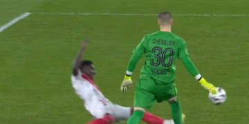 Monaco – PSG / Lucas Chevalier sur le tacle de Lamine Camara : « Ma carrière aurait pu prendre un autre tournant aujourd&rsquo;hui »