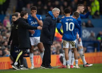 LIVERPOOL, ENGLAND - JANUARY 19: Everton manager David Moyes talks with Iliman Ndiaye during the Premier League match between Everton FC and Tottenham Hotspur FC at Goodison Park on January 19, 2025 in Liverpool, England. (Photo by Visionhaus/Getty Images)