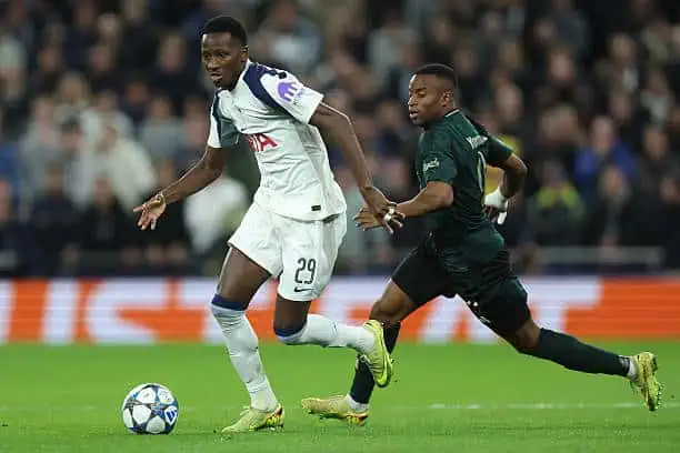 Mercato : Brentford et Galatasaray s’intéressent à Pape Matar Sarr - wiwsport LONDON, ENGLAND - NOVEMBER 4: Pape Matar Sarr of Tottenham Hotspur drives the ball past Youssoufa Moukoko of FC Copenhagen during the UEFA Champions League 2025/26 League Phase MD4 match between Tottenham Hotspur and F.C. Copenhagen at Tottenham Hotspur Stadium on November 4, 2025 in London, England. (Photo by Nigel French/Sportsphoto/Allstar via Getty Images)