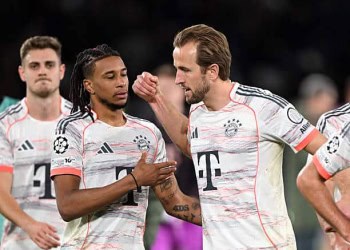 04 November 2025, France, Paris: Soccer: Champions League, Paris Saint-Germain - Bayern Munich, preliminary round, matchday 4, Parc des Princes. Michael Olise (l, Bayern Munich) and Harry Kane (Bayern Munich) celebrate after the match. Photo: Federico Gambarini/dpa (Photo by Federico Gambarini/picture alliance via Getty Images)