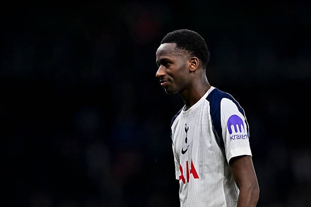 Premier League : Pape Matar Sarr titulaire avec Tottenham contre Manchester United - wiwsport Premier League : Pape Matar Sarr titulaire avec Tottenham contre Manchester United - wiwsport