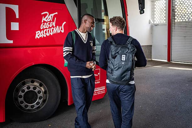 Ligue des Champions - Bayern Munich : Nicolas Jackson va démarrer sur le banc face au PSG - wiwsport Munich; Germany - NOVEMBER 03: (EDITORS NOTE: Image has been digitally enhanced.) Nicolas Jackson of FC Bayern Muenchen in front of the team bus that will take him to the airport after a training session at the Saebener Strasse training ground in Munich, southern Germany on November 03, 2025 in Munich, Germany. (Photo by F. Noever/FC Bayern via Getty Images)