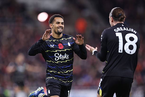 Premier League - Everton accroche Sunderland (1-1) grâce à un but d'Iliman Ndiaye, sorti blessé - wiwsport SUNDERLAND, ENGLAND - NOVEMBER 03: Iliman Ndiaye of Everton celebrates with Jack Grealish after scoring their first goal during the Premier League match between Sunderland and Everton at Stadium of Light on November 03, 2025 in Sunderland, England. (Photo by Alex Livesey - Danehouse/Getty Images)
