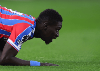 Crystal Palace : Les images inquiétantes d'Ismaïla Sarr, en béquilles et en attelle après sa blessure contre Manchester United - wiwsport