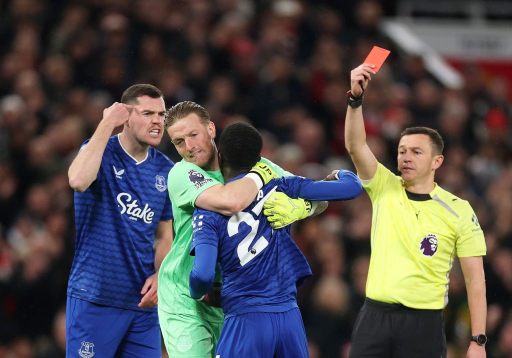 Vidéo / Premier League : Idrissa Gana Gueye expulsé contre Manchester United pour une grosse embrouille avec un coéquipier - wiwsport Vidéo / Premier League : Idrissa Gana Gueye expulsé contre Manchester United pour une grosse embrouille avec un coéquipier - wiwsport