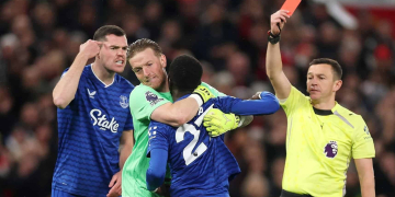 Vidéo / Premier League : Idrissa Gana Gueye expulsé contre Manchester United pour une grosse embrouille avec un coéquipier