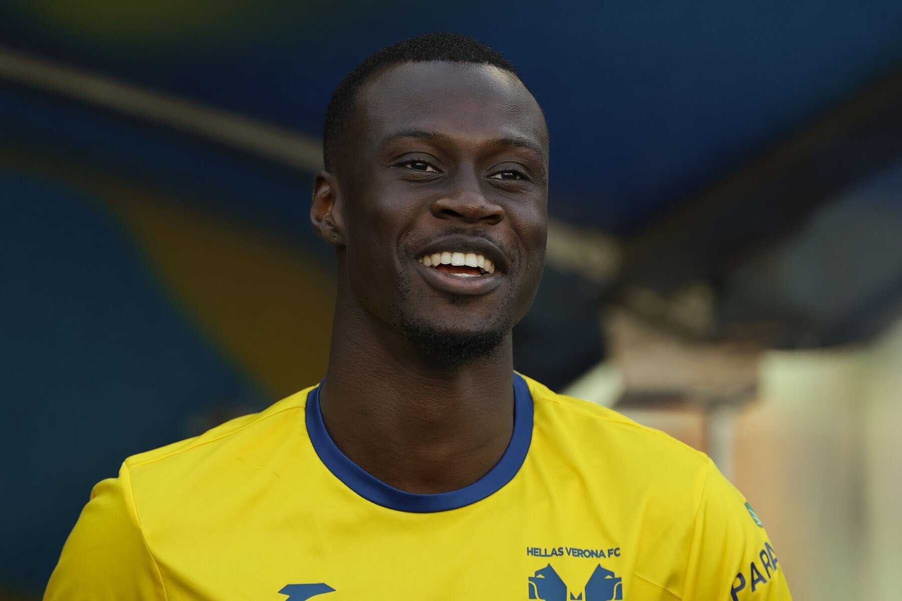 VERONA, ITALY - SEPTEMBER 20: Cheikh Niasse of Hellas Verona enters the field of play for the warm up prior to the Serie A match between Hellas Verona FC and Juventus FC at Stadio Marcantonio Bentegodi on September 20, 2025 in Verona, Italy. (Photo by Jonathan Moscrop/Getty Images)