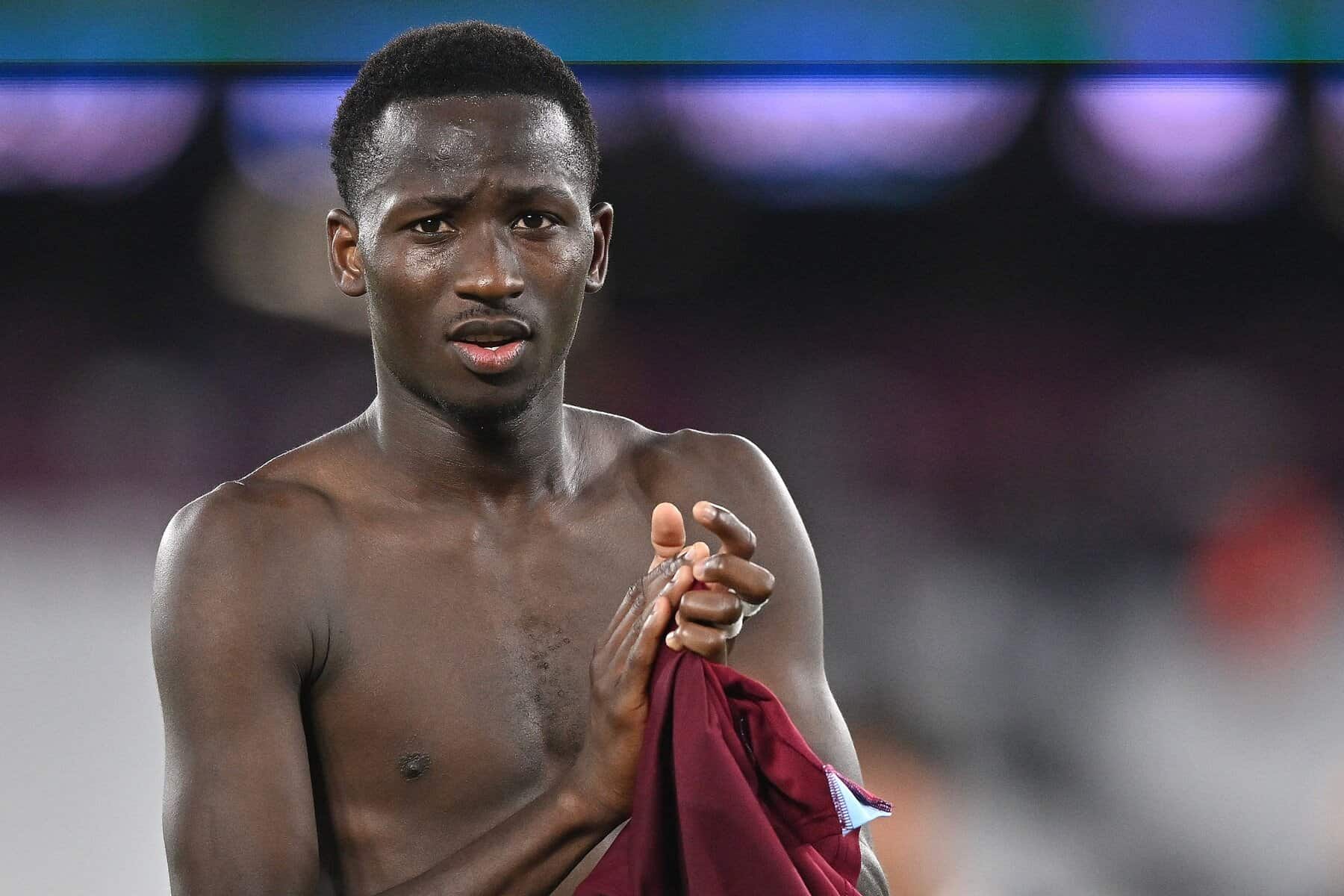 Premier League : Pape Matar Sarr fait son retour dans le onze de départ de Tottenham contre Chelsea - wiwsport LONDON, ENGLAND - SEPTEMBER 13: Pape Matar Sarr of Tottenham Hotspur applauds the fans during the Premier League match between West Ham United and Tottenham Hotspur at London Stadium on September 13, 2025 in London, England. (Photo by Vince Mignott/MB Media/Getty Images)