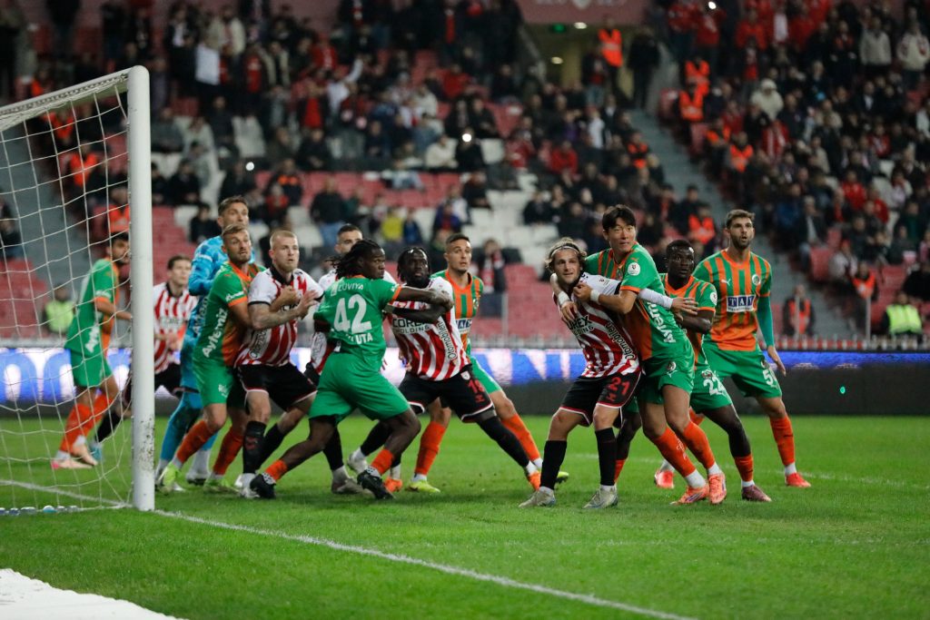 Süper Lig : Samsunspor de Chérif Ndiaye laisse filer la victoire contre Alanyaspor - wiwsport Süper Lig : Samsunspor de Chérif Ndiaye laisse filer la victoire contre Alanyaspor - wiwsport
