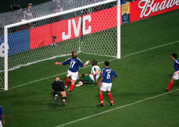 Football, 2002 FIFA World Cup Finals, Group A, Seoul, South Korea, 31st May 2002, France 0 v Senegal 1, Senegal's Papa Bouba Diop scores the winning goal  (Photo by Bob Thomas Sports Photography via Getty Images)