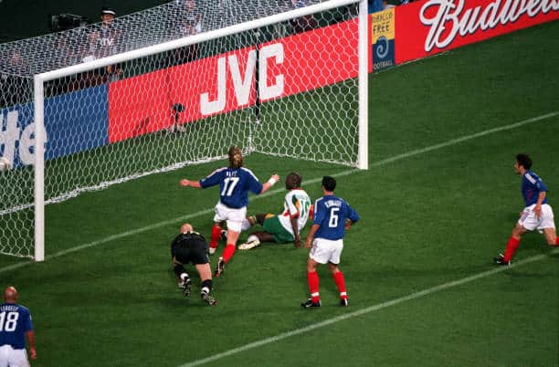 Mamdani (Maire de New York) : « Cette équipe sénégalaise, avec Henri Camara, Fadiga, El Hadji Diouf, ce sont des souvenirs marquants de ma jeunesse (…) Quand le Sénégal a battu la France …» - wiwsport Football, 2002 FIFA World Cup Finals, Group A, Seoul, South Korea, 31st May 2002, France 0 v Senegal 1, Senegal's Papa Bouba Diop scores the winning goal (Photo by Bob Thomas Sports Photography via Getty Images)