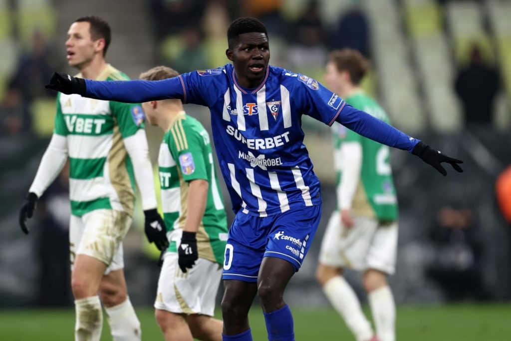 Górnik Zabrze : Ousmane Sow, victime d'insultes racistes lors d'un match de Coupe de Pologne, soutenu par Lukas Podolski - wiwsport Górnik Zabrze : Ousmane Sow, victime d'insultes racistes lors d'un match de Coupe de Pologne, soutenu par Lukas Podolski - wiwsport